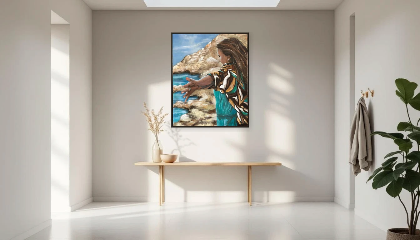 Lichte moderne hal met lege muur, perfect voor een statement kunstwerk