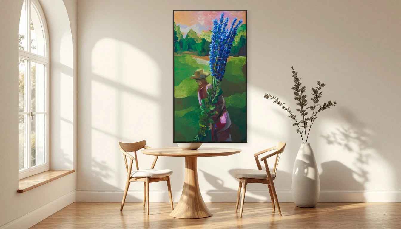 Lichte eethoek met warm zomerlicht en een lege muur klaar voor kunst